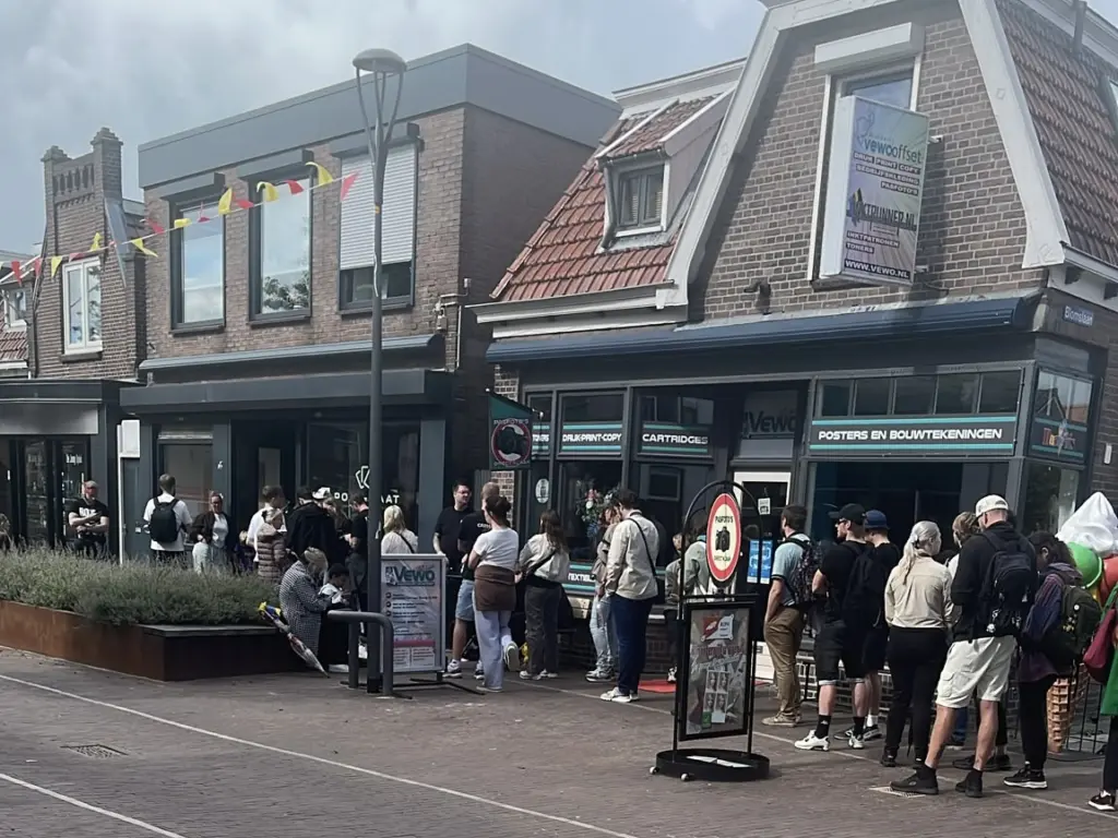Een lange rij bij Poke-Maat in Wolvega