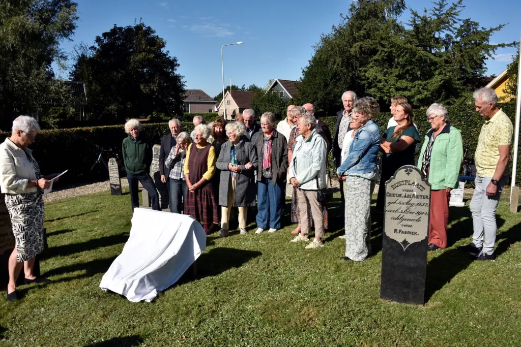 Onthulling gerestaureerde graftrommel kerkhof Oldelamer