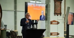 Ahmed Aboutaleb spreekt tijdens de Prinsjesdaglunch in Steenwijkerland (foto: Thom Dolstra).