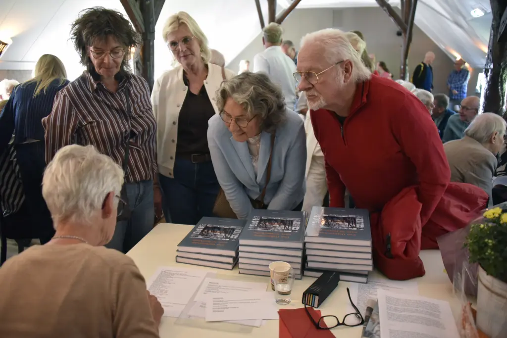 Sietske Bloemhoff signeert haar boek over Nijeberkoop (foto: Lenus van der Broek)