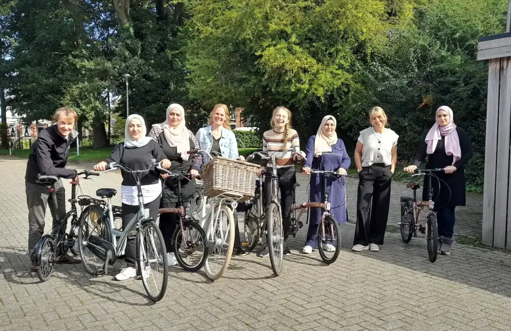 Nieuwkomers leren fietsen (Foto' Scala Welzijn).
