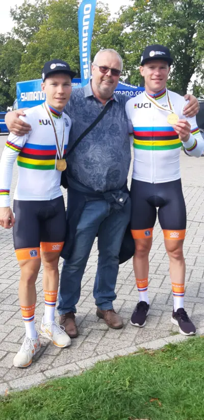 Verslaggever Koert Donker (Midden) met Wielrenner Tristan Bangma (Links) en Patrick Bos (rechts) tijdens het Wereldkampioenschap Para-cycling weg wielrennen 2019 in Emmen (Foto: Koert Donker).