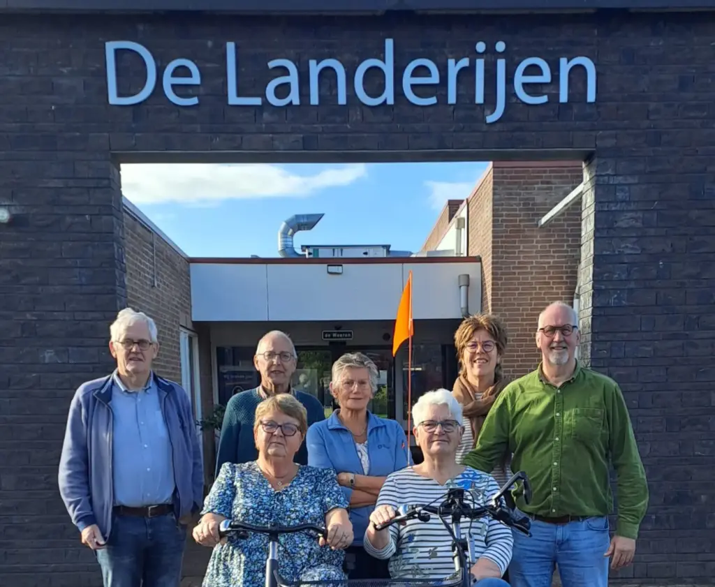 Bestuursleden Gerard Meijerink, Yme van der Valk, Lydia Schot, Marieke Pit, Marcel de Jong, op de duofiets vlnr: Alie Jongschaap en Loes Frissen (foto aangeleverd)