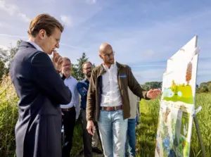 Minister van Essen op bezoek bij Natuurmonumenten