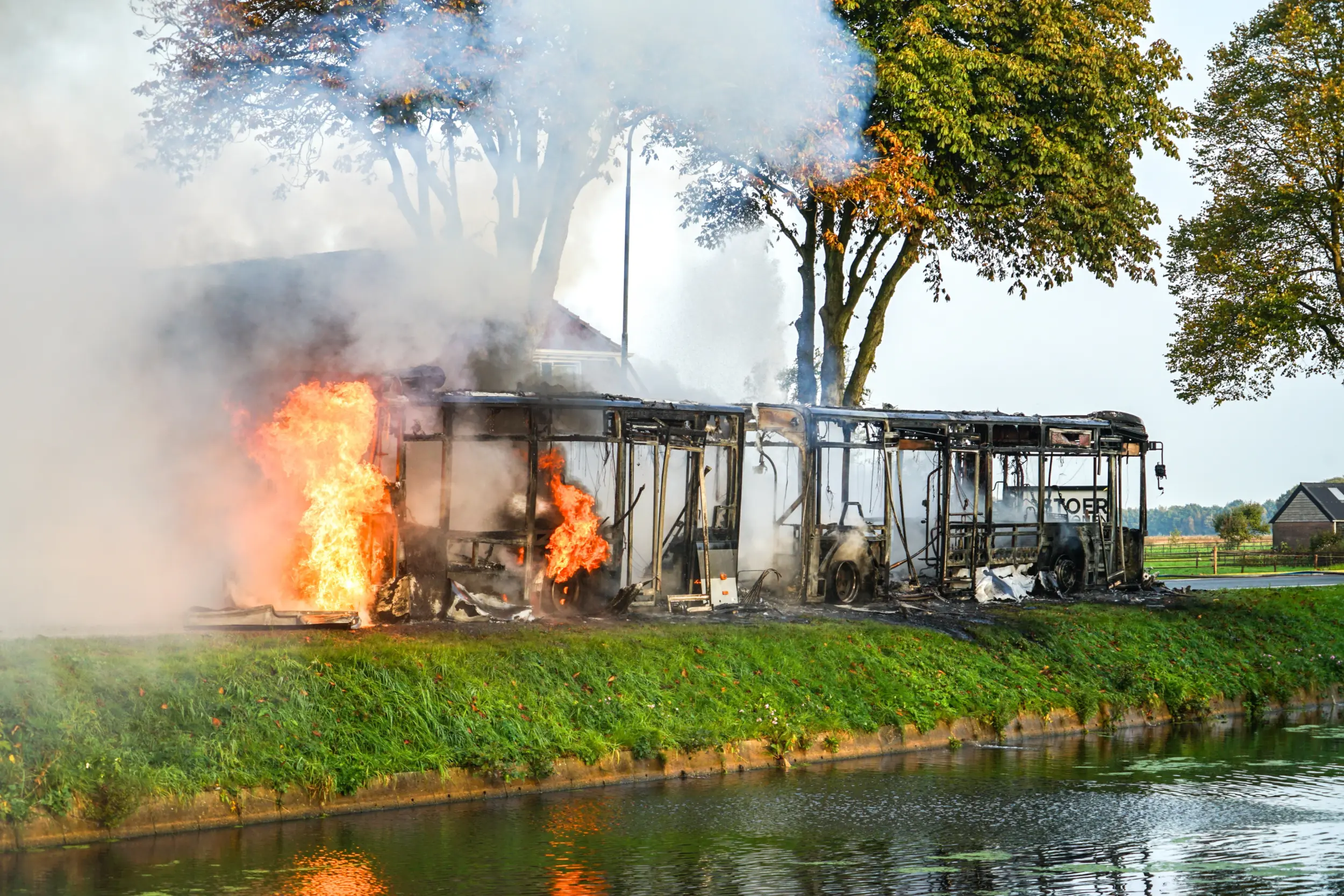 De bus op lijn 20 brandde volledig uit (foto: BTBmedia).
