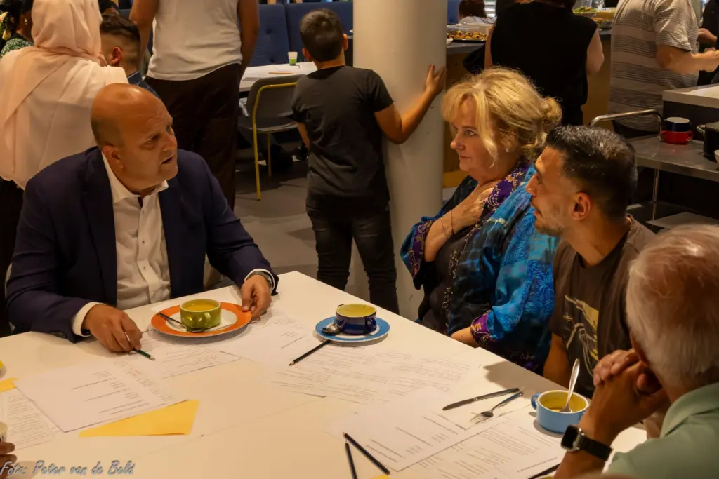 Culturele Proeverij oktober burgemeester aan tafel (foto aangeleverd)