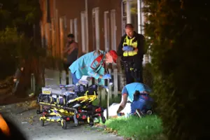 Twee gewonden moesten per ambulance naar het ziekenhuis (foto: Arnaud Vaartjes).