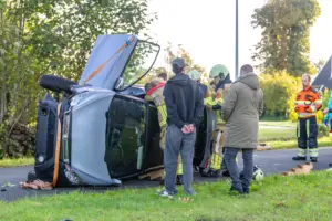De brandweer is bezig de bestuurder te bevrijden (foto_ BTBmedia)