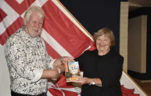 Grietje Bosma krigt et 1e exemplaor uut haanden van Jan Schonewille (foto: Lenus van der Broek).