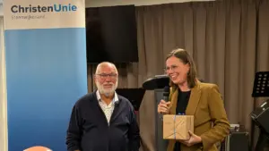 Henk Boxum wordt toegesproken door Mirjam Bikker (foto De Werven)