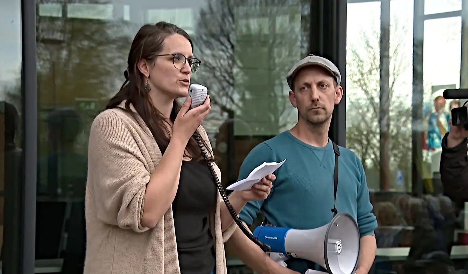 Huisarts Evelien van Soldt en Rieuwert de Haan voeren actie in Westerveld (mei 2025; RTV Drenthe)