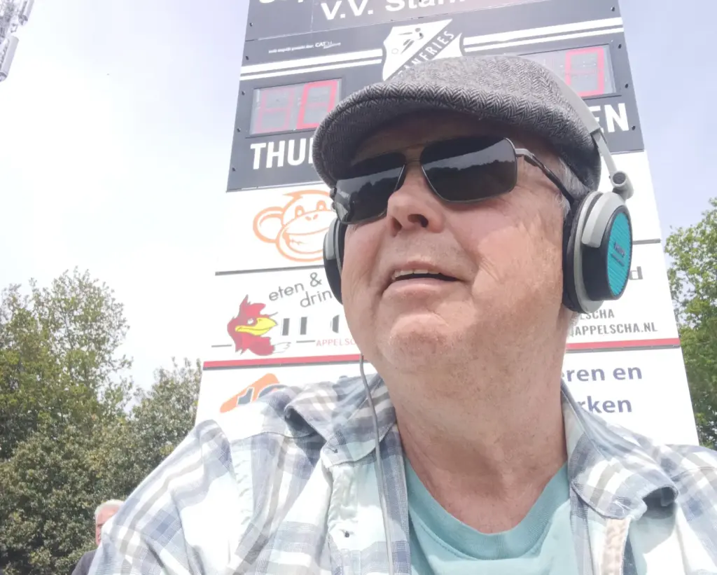 Koert Donker tijdens een live-uitzending met voetbalclub Stânfries (Foto: Koert Donker).