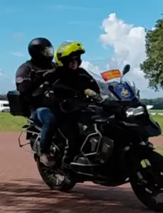 Koert Donker brengt verslag van achterop de motor (Foto: Koert Donker).