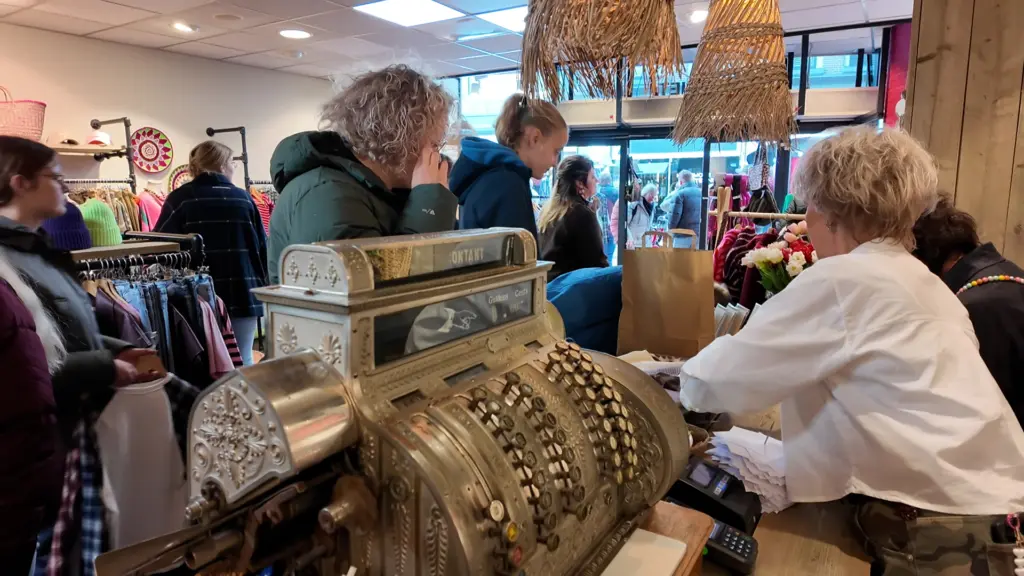 Ondanks wind en regen toch ‘Elfduizendmarktgekte’ in Steenwijk