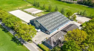 Marten Luiten verhuist eind 2026 naar deze stal in Baars (foto: video RTV Drenthe)
