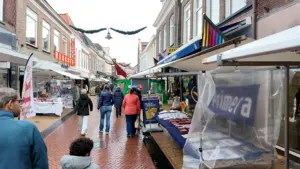 Na een flinke plensbui aan het begin van de middag moest de Elfduizendmarkt nog op gang komen (foto: De Werven).