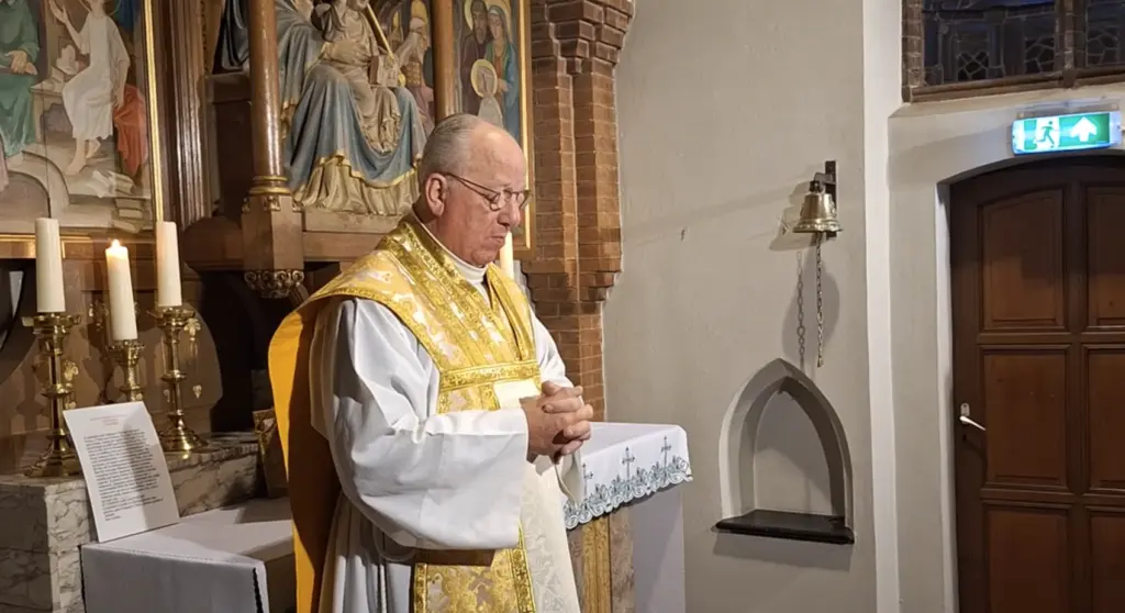 Pastor Harry van der Vegt in RK Kerk Steenwijkerwold (foto_ H. van der Vegt)(1)