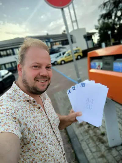 Thom de Vries met de 34 enveloppen aan scholen in Steenwijkerland