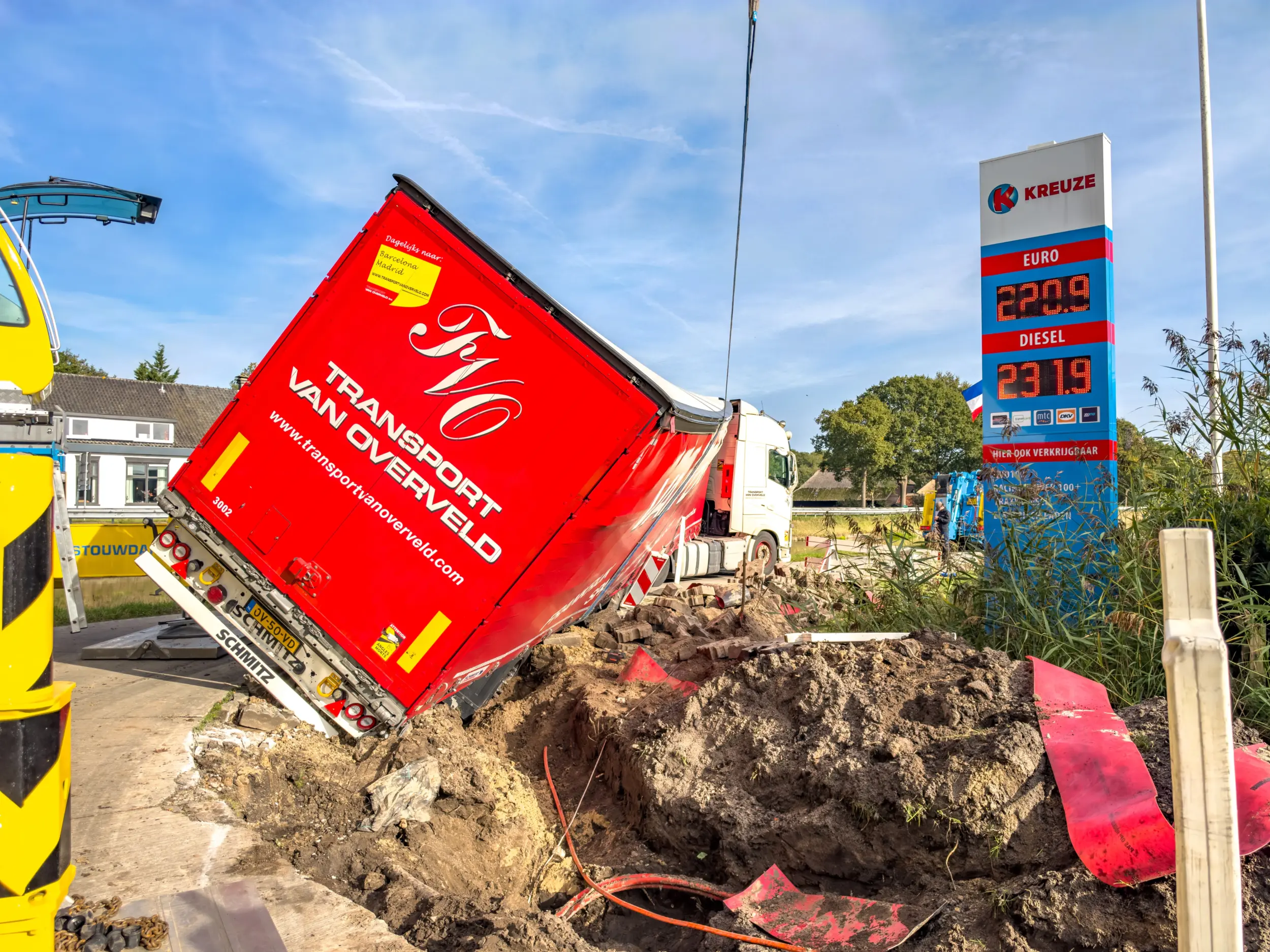 Vrachtwagen in bouwput foto BTBmedia