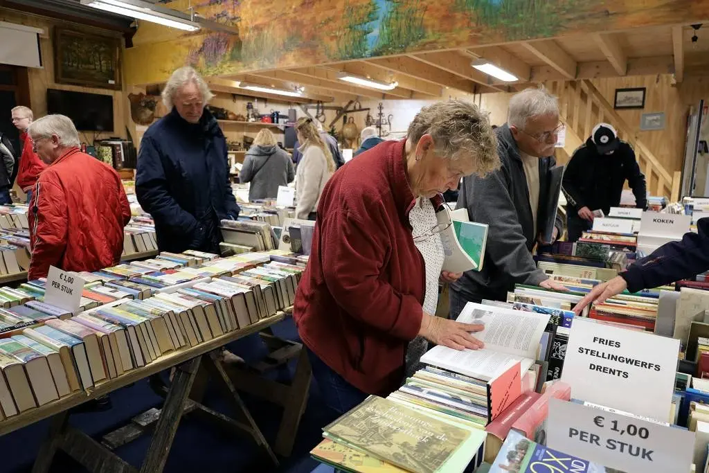 Boeken- en platenmarkt in Appelscha trekt honderden bezoekers (Foto: Klaas de Groot).
