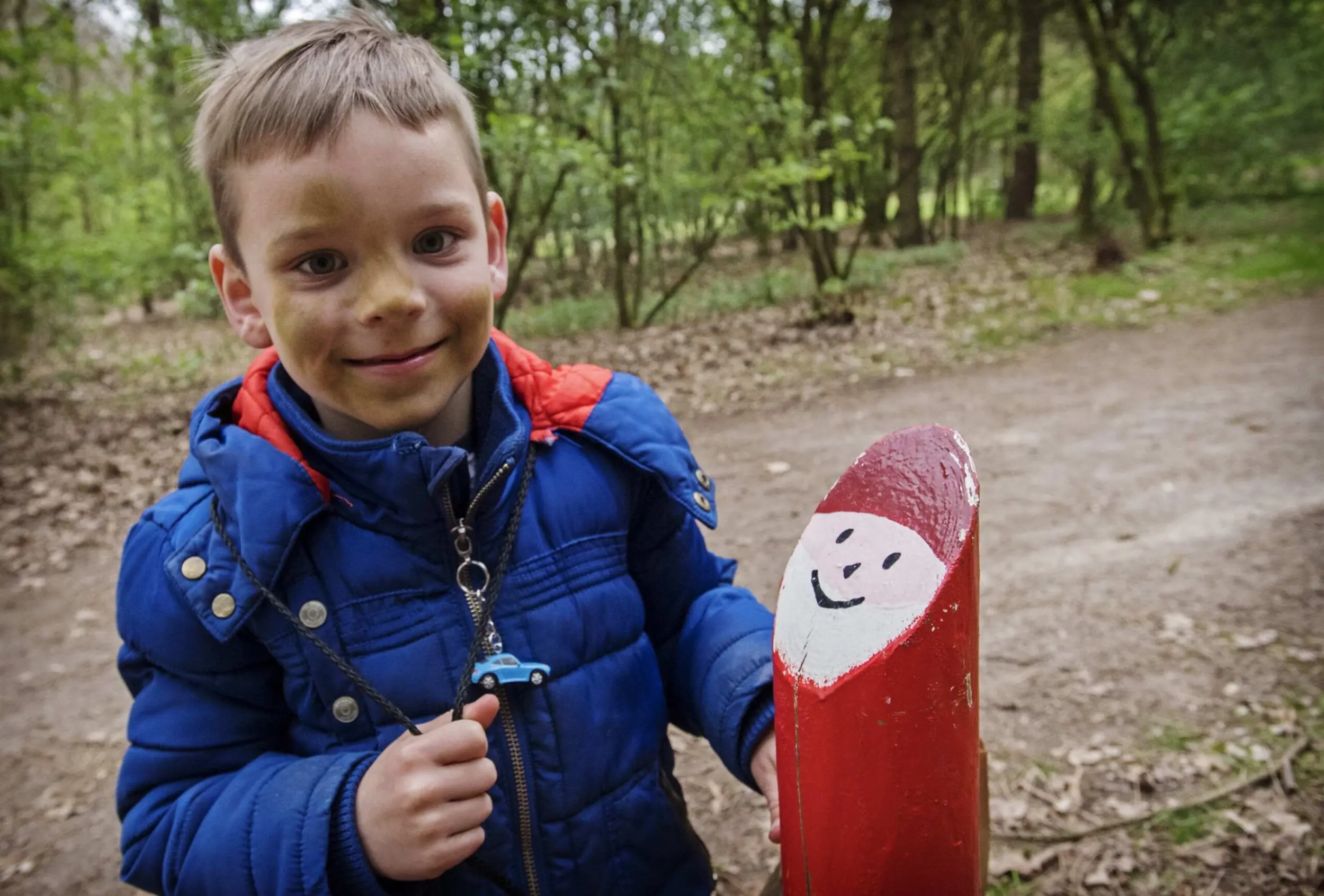 Kabouterpaaltjes verven tijdens Kabouterdag