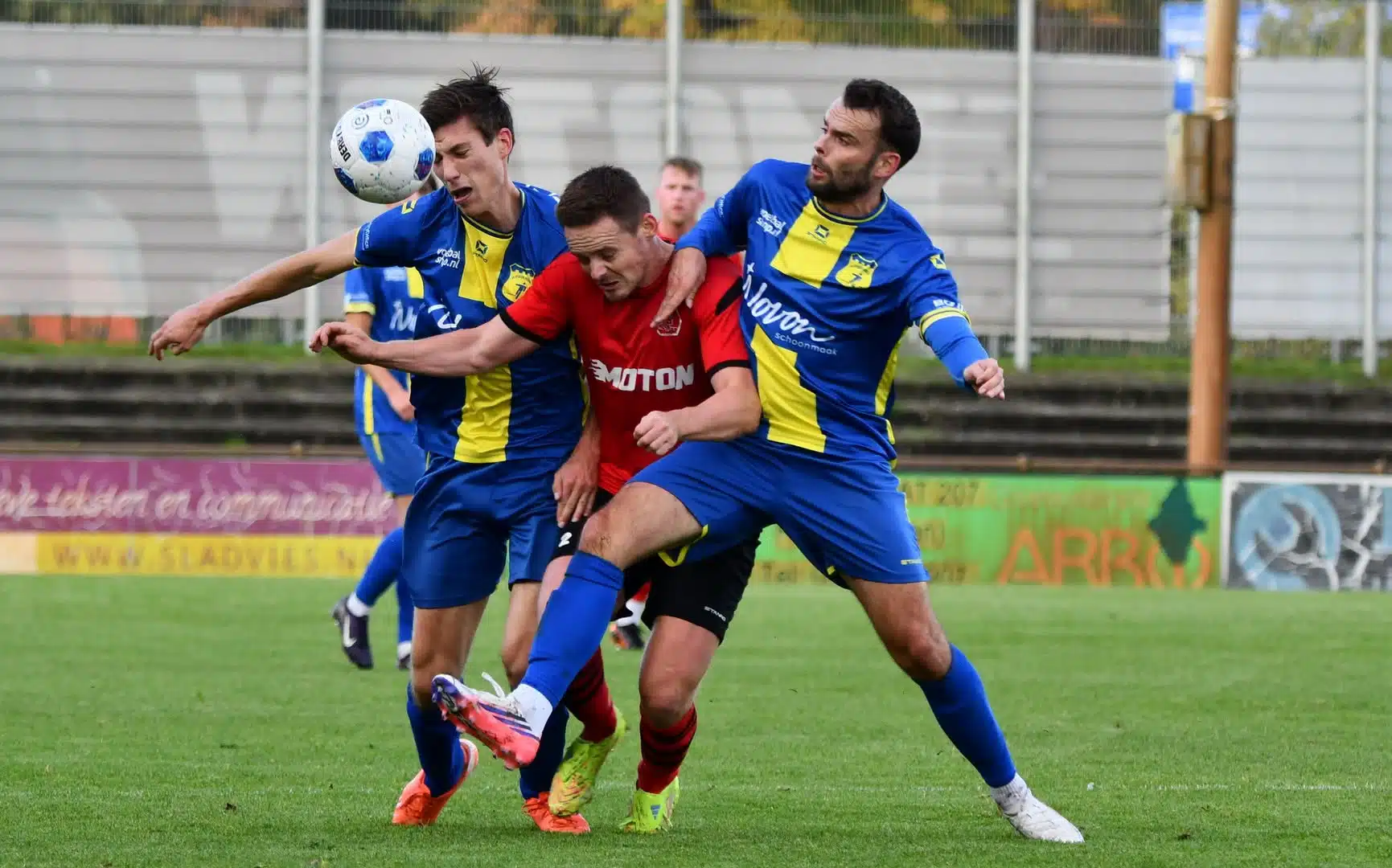 Pittig duel in de bekerwedstrijd Achilles 1894 - Olde Veste (foto: Jacob Westra).