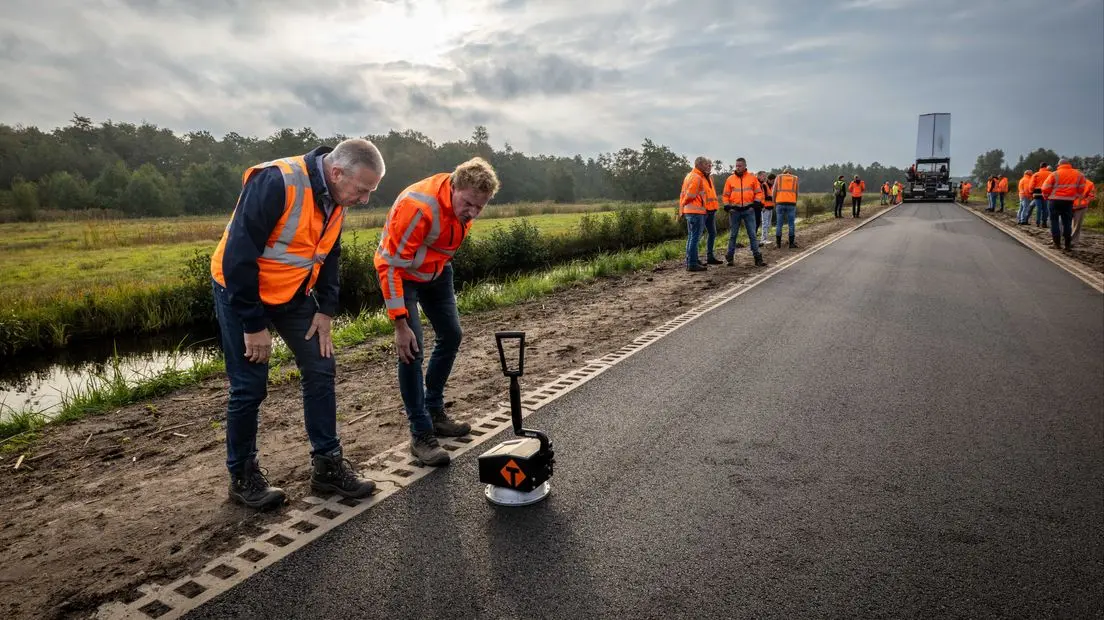 Het groene asfalt op de Lozedijk in Wanneperveen (foto: gemeente Steenwijkerland/Wilbert Bijzitter).